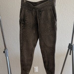 Lululemon crackle pattern joggers, size 6